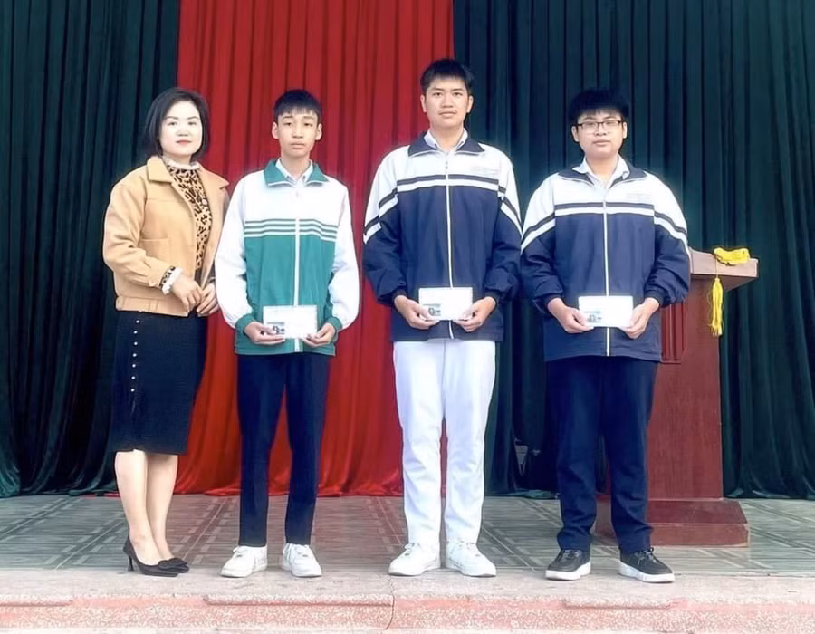 Ba học sinh được tuyên dương.