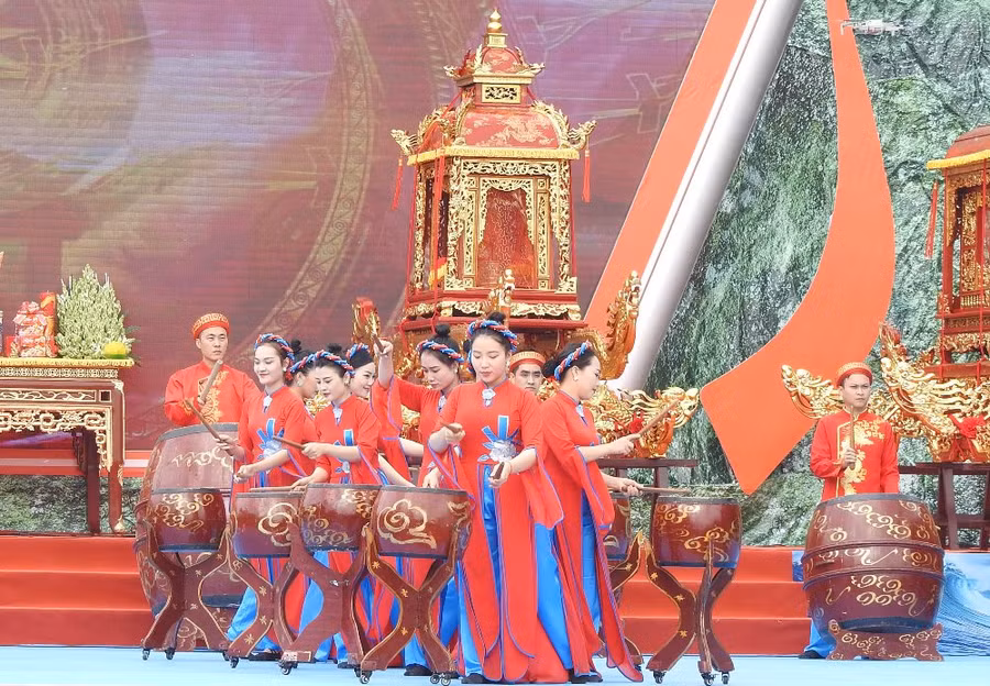 Sau nghi thức rước kiệu Đức Ông là lễ khai hội với tiết mục nghệ thuật đặc sắc. Sau nghi thức rước kiệu Đức Ông là lễ khai hội với tiết mục nghệ thuật đặc sắc.