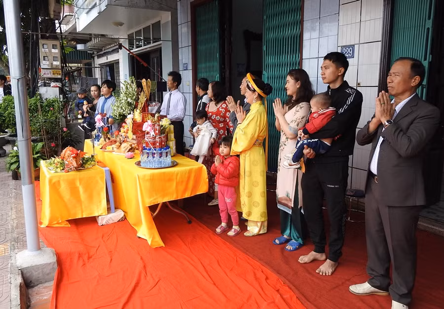 Khi đoàn rước đi qua, người dân chắp tay vái. Khi đoàn rước đi qua, người dân chắp tay vái.