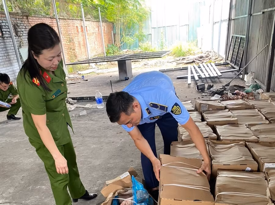 Lực lượng chức năng kiểm tra số thực phẩm móng giò.