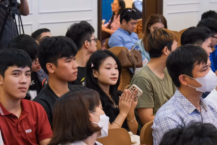 Sinh viên lắng nghe những cơ hội công việc, ý tưởng đổi mới sáng tạo.