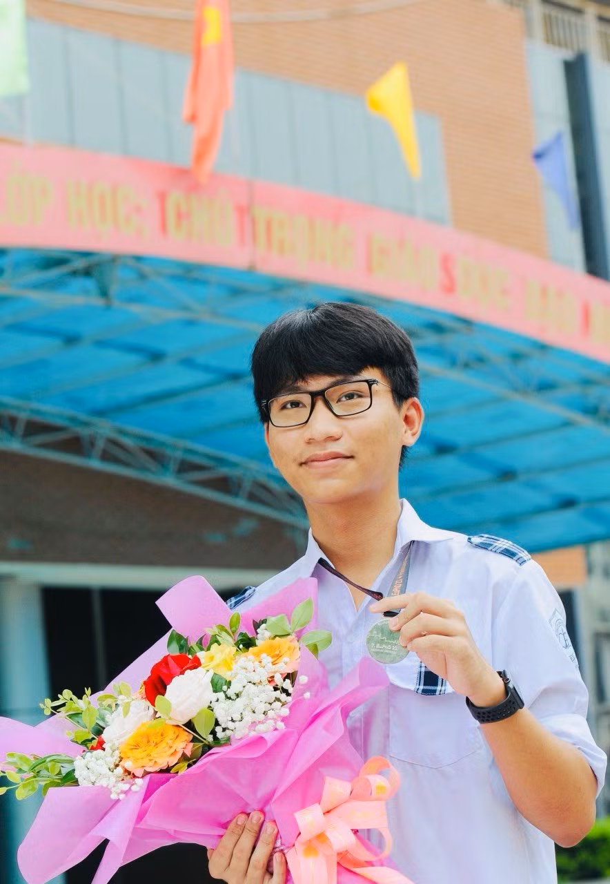 Em Trương Phi Hùng - học sinh lớp 12 chuyên Vật lí, Trường THPT Chuyên Bắc Giang.