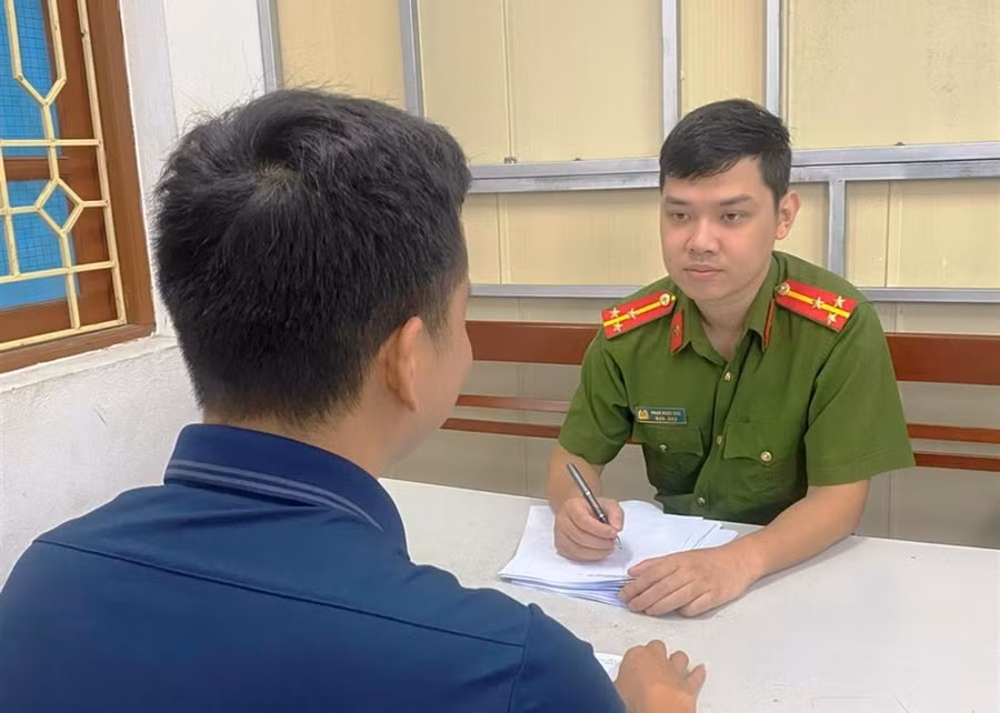 Cán bộ Công an thành phố Tam Điệp làm việc với anh Vũ Ngọc Ch.