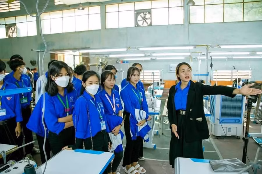 Học sinh THPT ở Bắc Giang thăm quan, trải nghiệm các mô hình học tập ở các trường Đại học, Cao đẳng trên địa bàn.