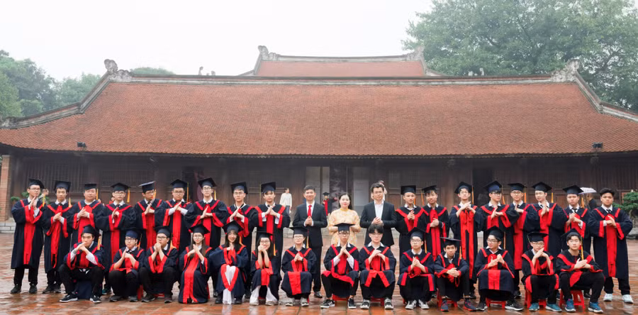 Ba thầy cô giáo (từ trái sang phải): Phạm Ngọc Mai, Phạm Minh Ngọc và thầy Nguyễn Lê Phước cùng tập thể lớp 9C1.