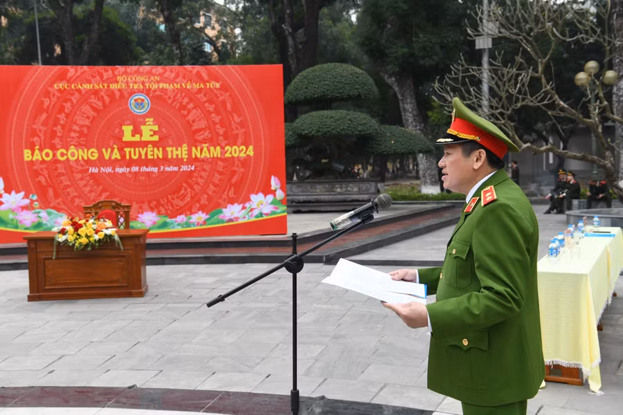Trung tướng Nguyễn Văn Viện, Cục trưởng Cục Cảnh sát điều tra tội phạm về ma tuý phát biểu tại Lễ báo công. Trung tướng Nguyễn Văn Viện, Cục trưởng Cục Cảnh sát điều tra tội phạm về ma tuý phát biểu tại Lễ báo công.
