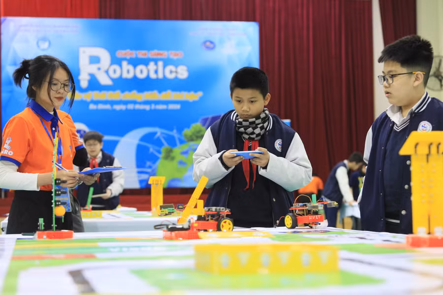 Cuộc thi Robotics tạo ra sân chơi khoa học công nghệ trí tuệ, bổ ích, cạnh tranh lành mạnh cho học sinh. Cuộc thi Robotics tạo ra sân chơi khoa học công nghệ trí tuệ, bổ ích, cạnh tranh lành mạnh cho học sinh.
