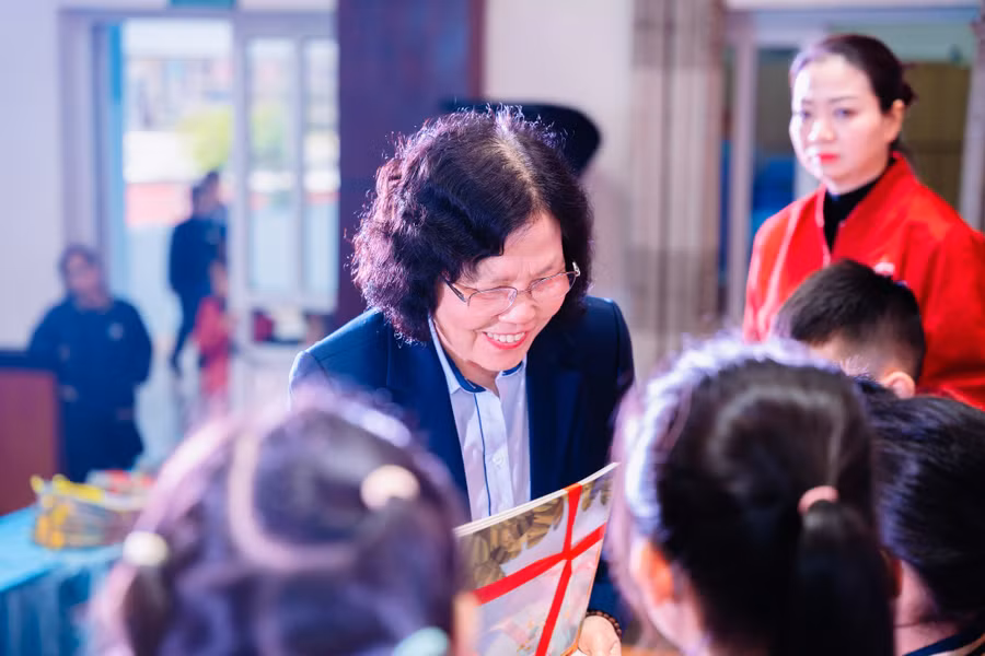 NGND Nguyễn Thị Hiền - Chủ tịch HĐQT Trường Tiểu học Đoàn Thị Điểm - Hà Nội tặng quà động viên học sinh trong lễ chào cờ đầu tuần. NGND Nguyễn Thị Hiền - Chủ tịch HĐQT Trường Tiểu học Đoàn Thị Điểm - Hà Nội tặng quà động viên học sinh trong lễ chào cờ đầu tuần.