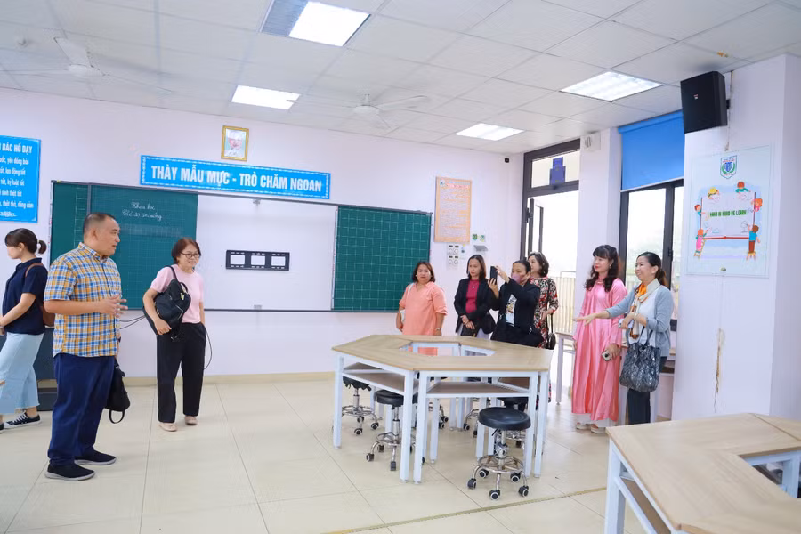 Đại biểu thăm quan mô hình học tập tại trường Tiểu học Nguyễn Bá Ngọc.