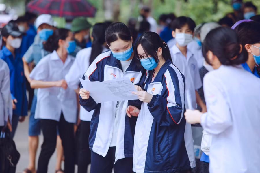 Thí sinh đến điểm thi sớm và tranh thủ ôn lại bài thi.