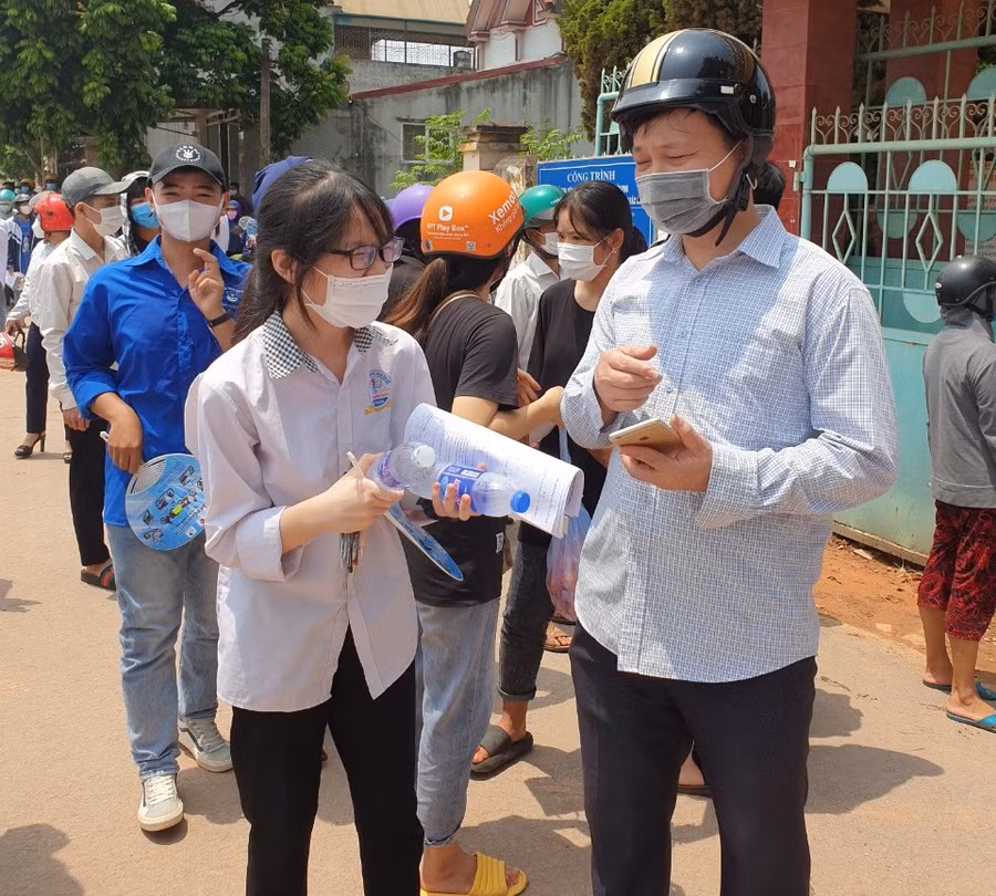 Phụ huynh động viên thí sinh tại điểm thi Trường THPT Lục Ngạn số 1 sau khi kết thúc ngày thi cuối cùng