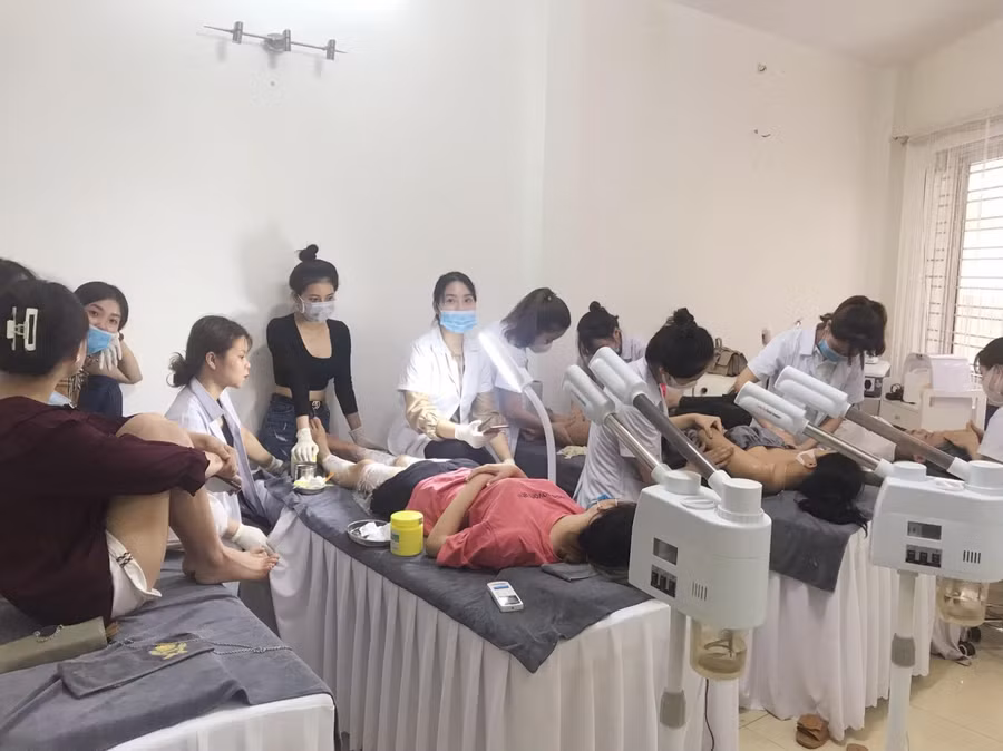 Lực lượng chức năng xử phạt nghiêm trường hợp vi phạm quy định phòng dịch.