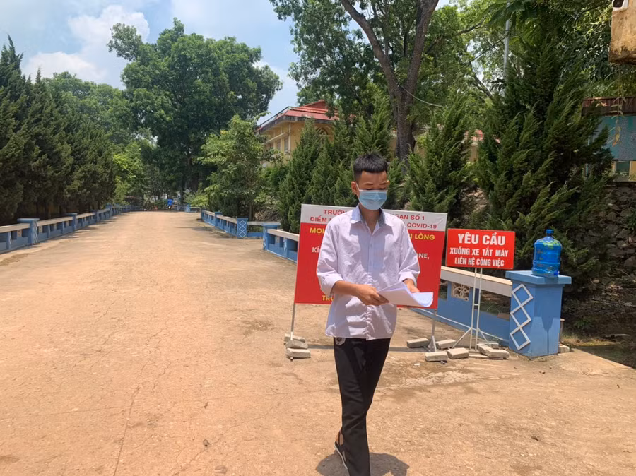 Thí sinh Lê Huy Linh ra đầu tiên tại Điểm thi Trường THPT Lục Ngạn số 1 cho biết, môn Ngữ văn tương đối khó, dự kiến được trên 6 điểm.