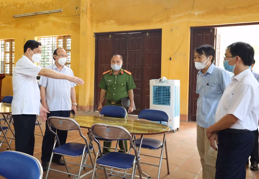 Ông Nguyễn Hạnh Chung (ngoài cùng bên trái) kiểm tra khu vực bếp ăn tại trường THPT Gia Bình số 1.