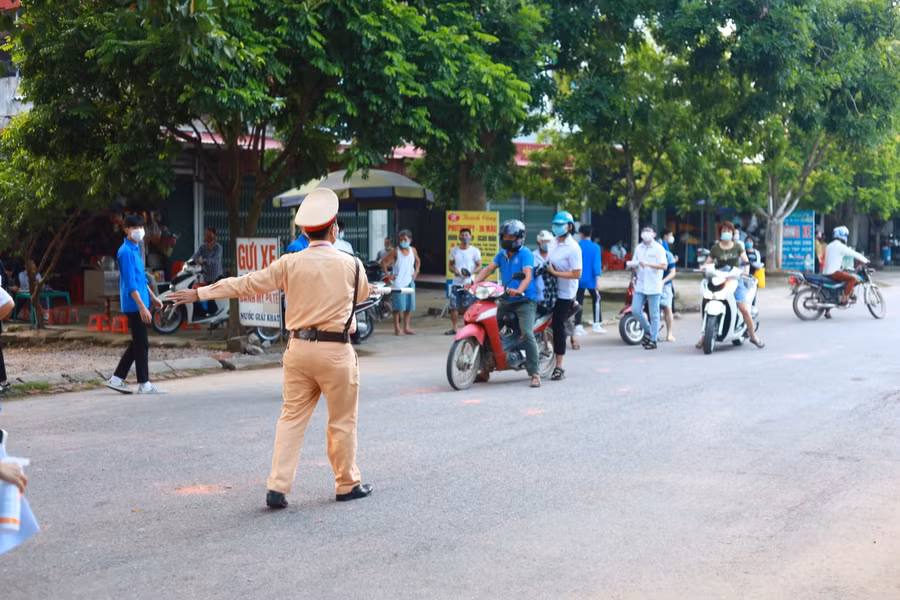 Lực lượng CSGT phân luồng đảm bảo ATGT điểm thi.