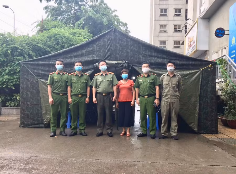 Lực lượng chức năng khẩn trương chuẩn bị cơ sở vật chất, thực hiện các pháp phòng chống dịch Covid-19.