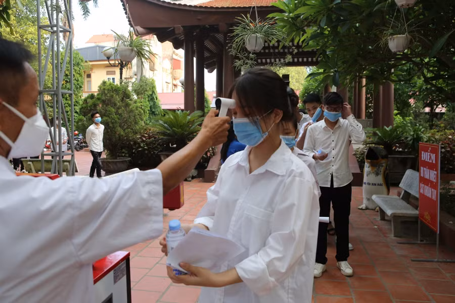 Kiểm tra thân nhiệt thí sinh (Ảnh minh họa).