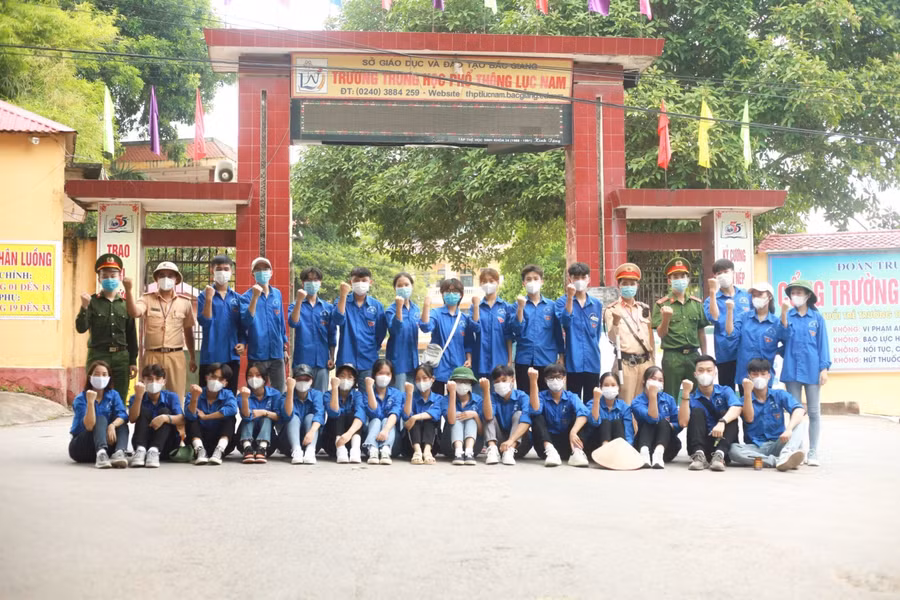 Lực lượng thanh niên tình nguyện, công an, y tế động viên thí sinh vững tin hoàn thành bài thi kết quả cao nhất.