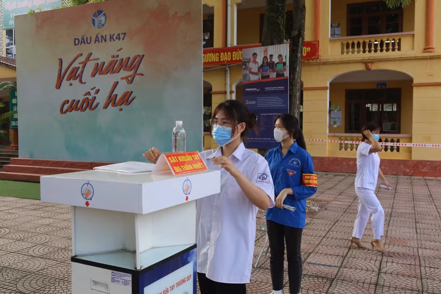 Thí sinh dự thi đeo khẩu trang sát khuẩn, đảm bảo giãn cách phòng dịch.