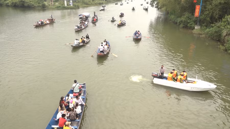 Lực lượng chức năng kiểm tra, tuyên truyền nhắc nhở du khách thực hiện phòng dịch Covid-19 trên suối Yến.