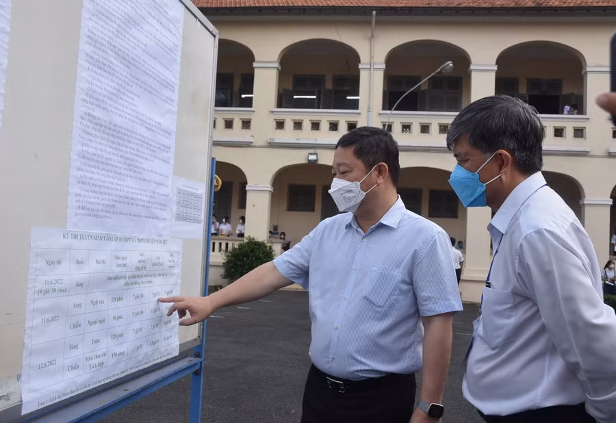 Phó Chủ tịch UBND TPHCM Dương Anh Đức và Giám đốc Sở GD&amp;ĐT Nguyễn Văn Hiếu (bên phải) kiểm tra tại điểm thi Trường THPT chuyên Lê Hồng Phong.