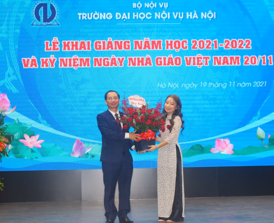 Em Nguyễn Mai Thanh - SV lớp Quản trị nhân lực 21D tặng hoa, gửi lời tri ân các thầy cô giáo nhân Ngày Nhà giáo Việt Nam 20/11.