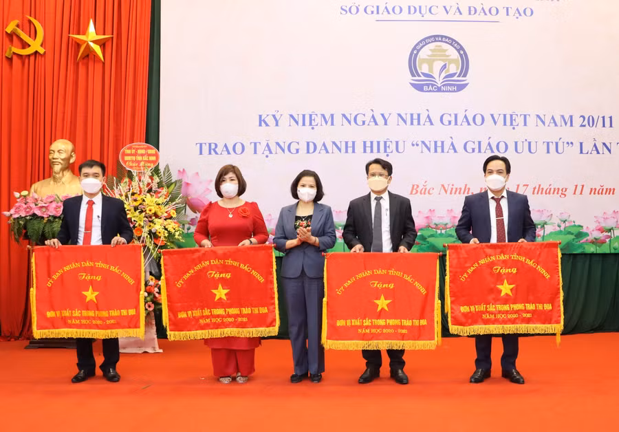 Chủ tịch UBND tỉnh Bắc Ninh trao Cờ thi đua của UBND tỉnh cho các tập thể dẫn đầu phong trào thi đua năm học 2020 - 2021.