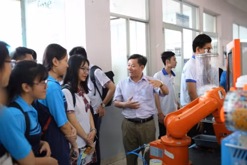 Các học sinh THPT tham quan, tìm hiểu các ngành nghề đào tạo tại HCMUTE.