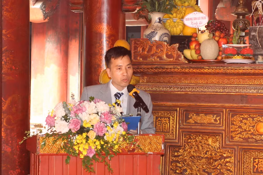 Ông Lê Xuân Huyền- Phụ huynh em Lê Thành Nam, học sinh lớp 12 Lý 1 Trường THPT chuyên Hà Nội Amsterdam phát biểu ý kiến.