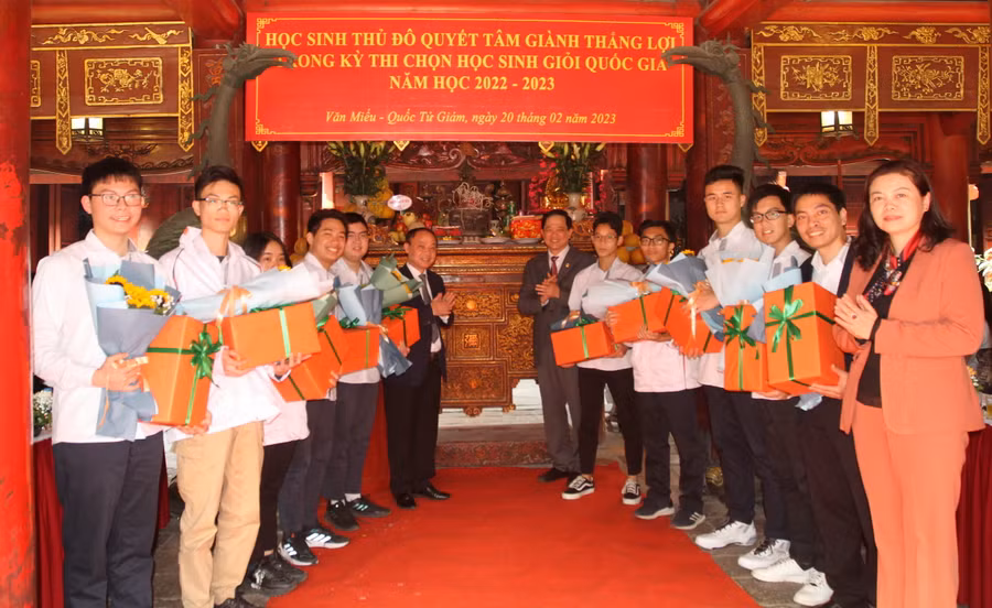Lãnh đạo Sở GD&amp;ĐT Hà Nội tặng quà, chúc mừng các đội tuyển.