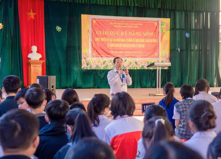 Thầy Vũ Sơn Hải – Hiệu trưởng Trường THPT Đồng Đăng (huyện Cao Lộc, tỉnh Lạng Sơn) chia sẻ tại buổi ngoại khóa giáo dục kỹ năng sống cho học sinh. Ảnh NT.