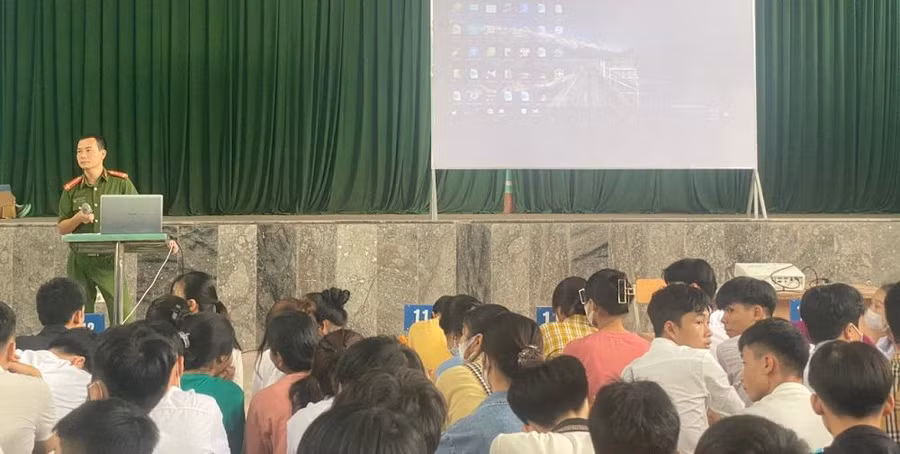 Học sinh Trường THPT Hữu Lũng tại buổi ngoại khóa. Ảnh NT.