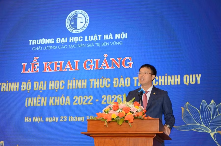 TS. Đoàn Trung Kiên - Hiệu trưởng Trường ĐH Luật Hà Nội phát biểu tại Lễ khai giảng. Ảnh Ngô Chuyên.