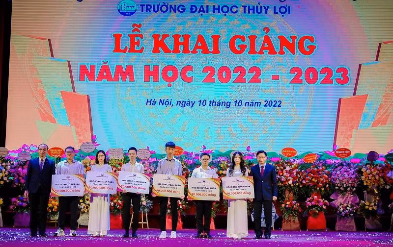 Tân sinh viên nhận học bổng toàn phần toàn khóa học trị giá 90 triệu đồng mỗi em.