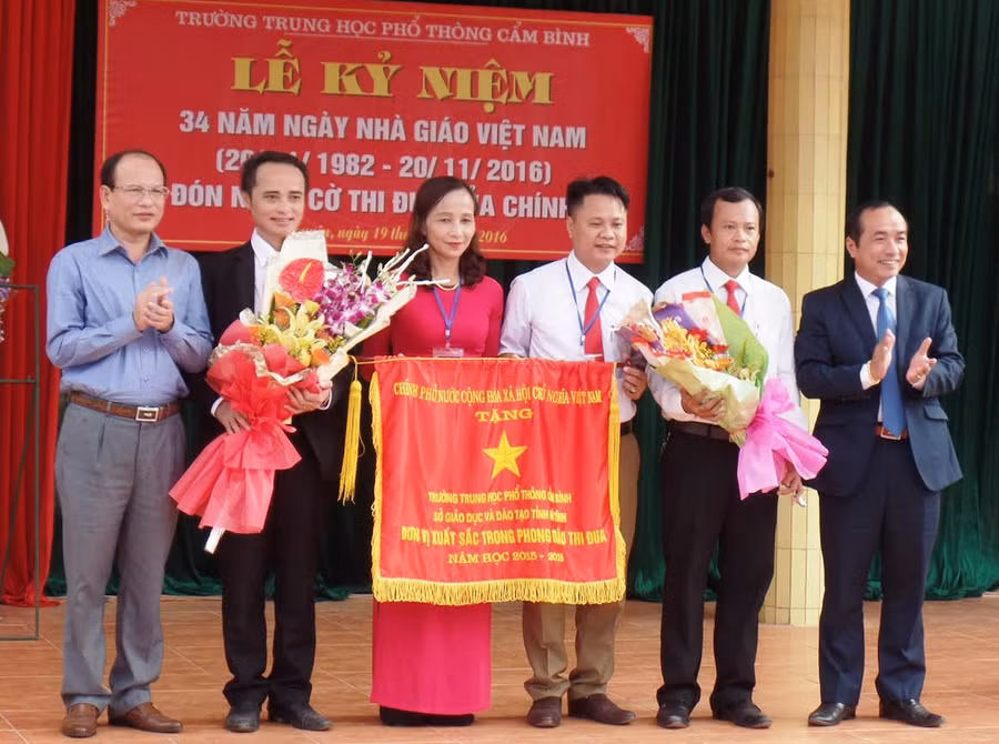 Trường THPT Cẩm Bình (Hà Tĩnh) đón nhận cờ thi đua xuất sắc của Chính phủ
