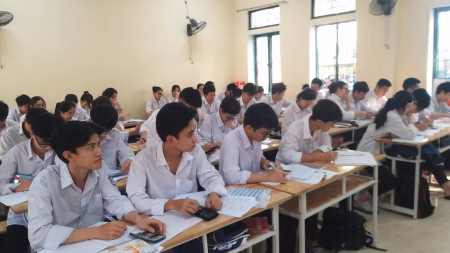 Học sinh lớp 12 Trường THPT Phúc Trạch miệt mài ôn thi.