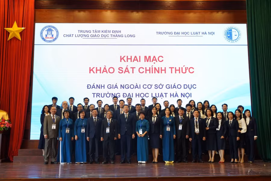 Đợt khảo sát đánh giá chính thức tại Trường ĐH Luật Hà Nội sẽ diễn ra trong 5 ngày, từ ngày 15/5/2023 đến ngày 20/5/2023. Đợt khảo sát đánh giá chính thức tại Trường ĐH Luật Hà Nội sẽ diễn ra trong 5 ngày, từ ngày 15/5/2023 đến ngày 20/5/2023.