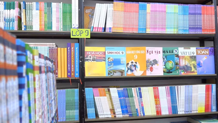 Sách giáo khoa lớp 9 theo chương trình GDPT 2006 phát hành từ ngày 1/5/2023.