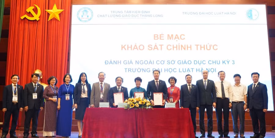 Ký Biên bản hoàn thành khảo sát chính thức đánh giá chất lượng cơ sở giáo dục chu kỳ 3.