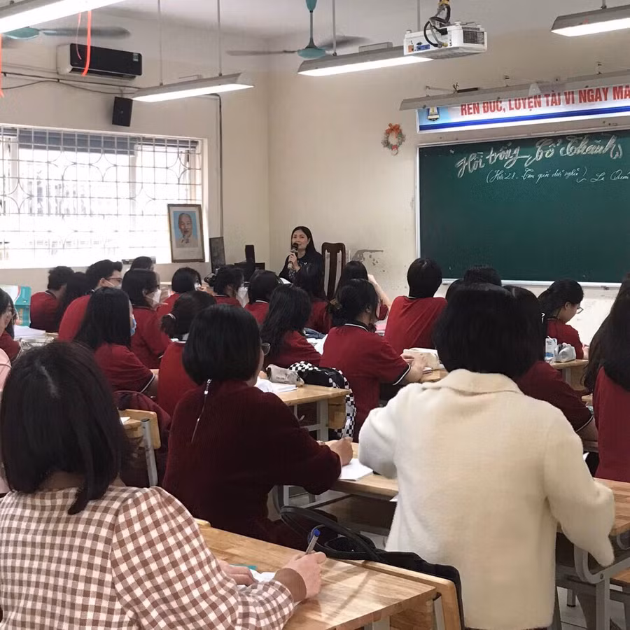 Một tiết học ở Trường THPT Nguyễn Gia Thiều (TP. Hà Nội). Một tiết học ở Trường THPT Nguyễn Gia Thiều (TP. Hà Nội).