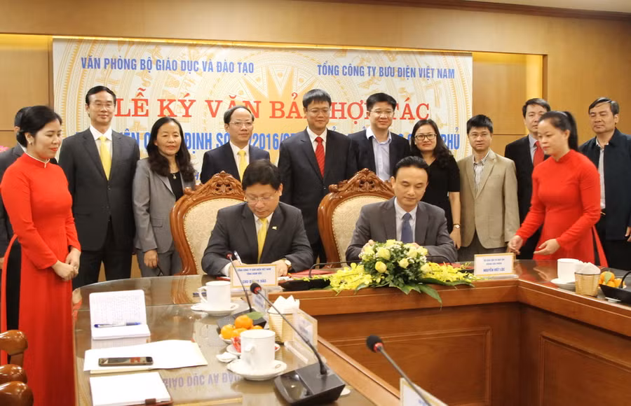 Thứ trưởng Bộ GD&ĐT Lê Hải An chứng kiến lễ kí kết thỏa thuận hợp tác giữa Văn phòng Bộ GD&ĐT và Tổng Công ty Bưu điện Việt Nam 
