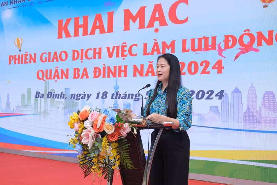 Bà Phạm Thị Diễm - Phó Chủ tịch UBND quận Ba Đình phát biểu tại phiên giao dịch việc làm.