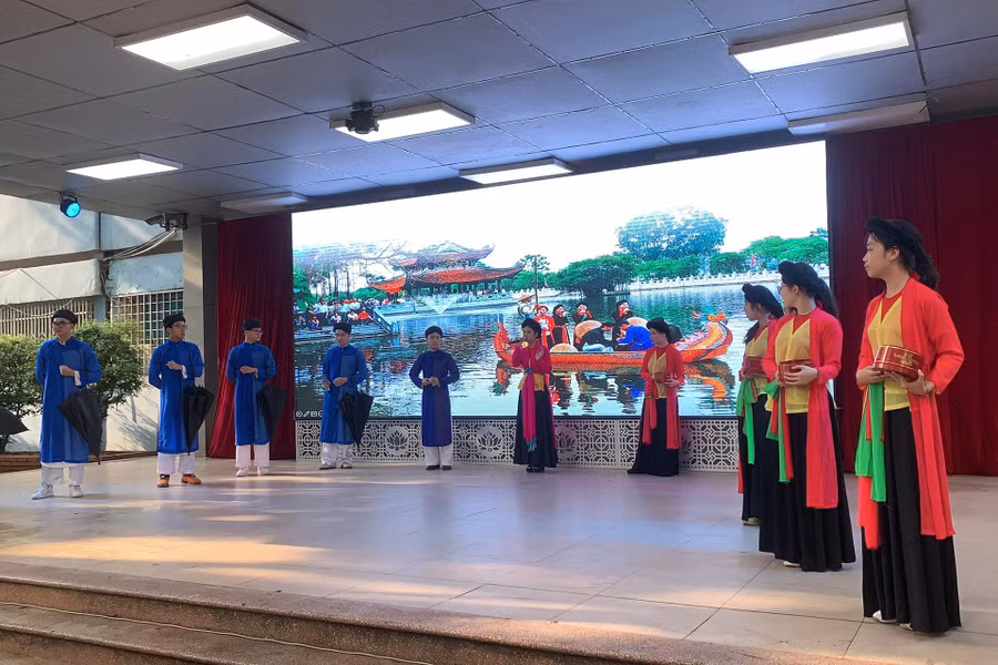 Tiết mục hát dân ca quan họ Bắc Ninh trong buổi sân khấu hóa văn học dân gian của Trường THPT Nguyễn Trãi.