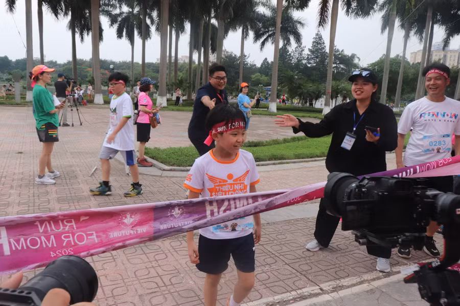 Niềm vui hân hoan về đích.
