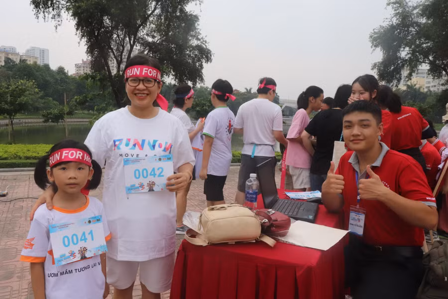 Còn chị Huyền và con gái tham gia tranh tài tại giải chạy.