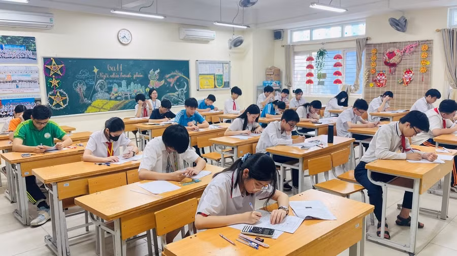 Thí sinh dự thi. Thí sinh dự thi.