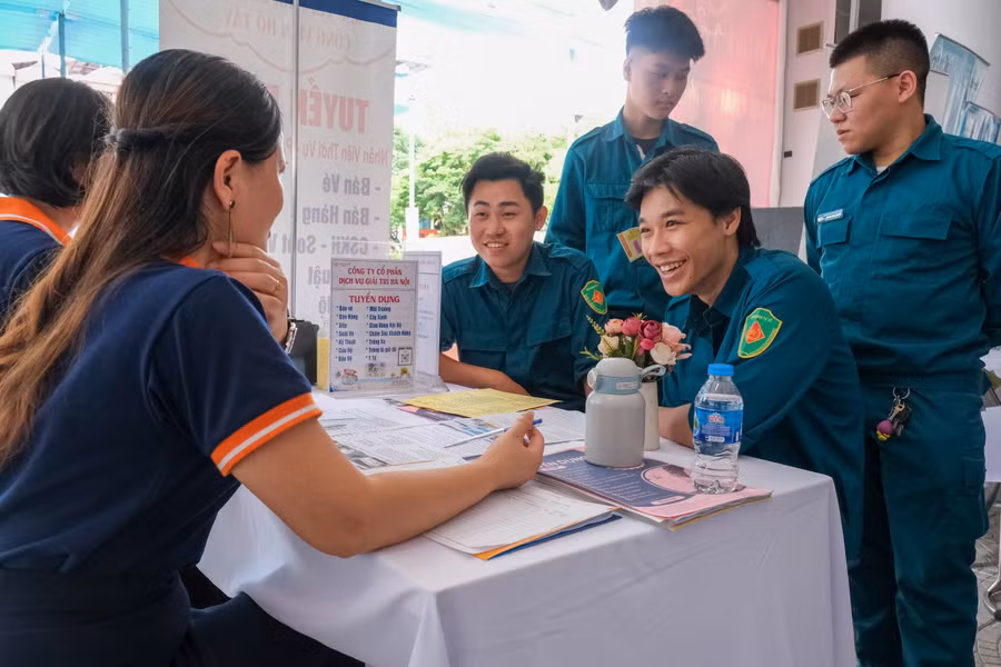 Đại diện Công ty CP dịch vụ giải trí Hà Nội tư vấn việc làm cho người lao động.