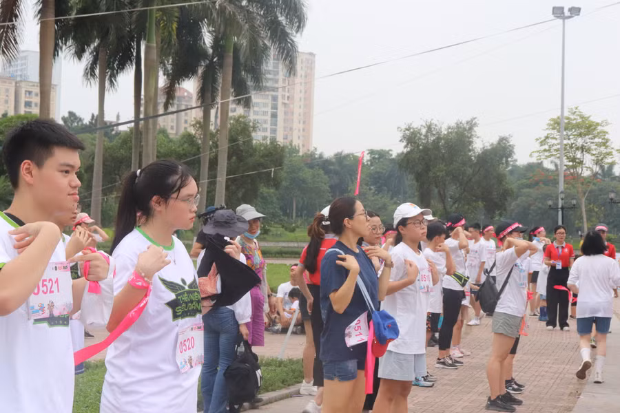 Vận động viên khởi động trước khi vào tranh tài.