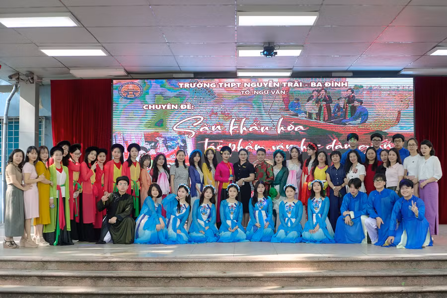 Cô và trò Trường THPT Nguyễn Trãi - Ba Đình hứng khởi trong hoạt động ngoại khóa văn học.
