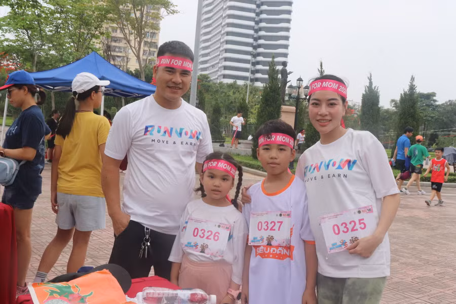 Phụ huynh đồng hành cùng học sinh tham gia tranh tài tại giải chạy.